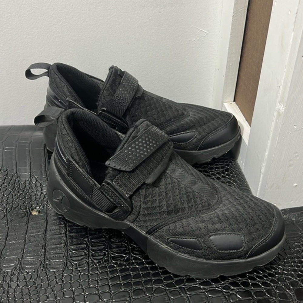 Jordan trunner size 8 1/2 black sneaker